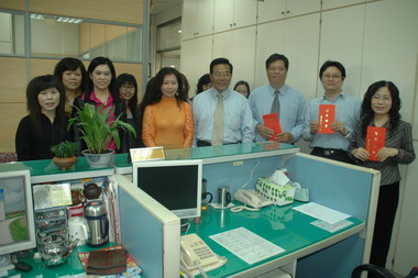 春節前  王乾發到各局室發放紅包(圖)