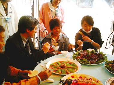 癌症病房圍爐樂 盼來年得到好健康(圖)
