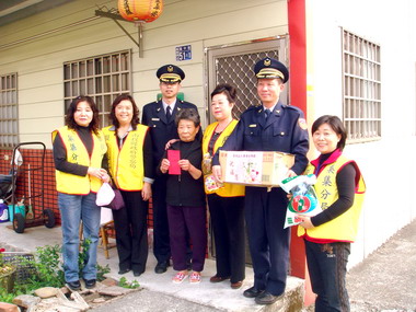 集集警分局贈白米予獨居老人(圖)