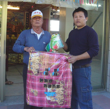 東河鄉隆昌村「無極靈宵宮」寒冬送暖活動(圖)
