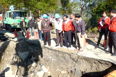 苗52線水管爆裂劉政鴻要求明恢復通車(圖)