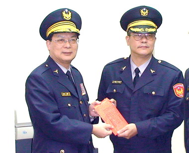 警局長林聰槐表揚偵破搶奪案有功人員(圖)