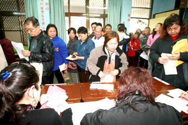 北縣發放消費券 一早湧入人潮(圖)