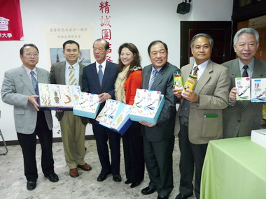 張通榮品嚐海大協助研發水產品(圖)