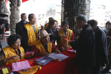 地藏庵冬令救濟歲末送暖(圖)