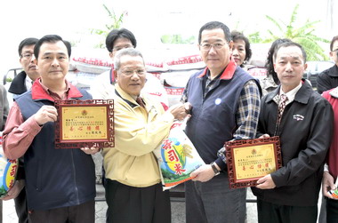 陳松生兄弟捐贈白米濟助貧苦家庭(圖)