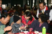 縣政府辦理低收入獨居老人暨街友圍爐活動(圖)