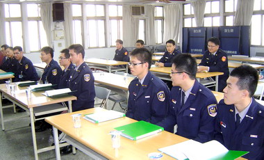 警界實習生報到維護年關治安(圖)