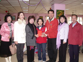 林久翔寒冬送暖(圖)