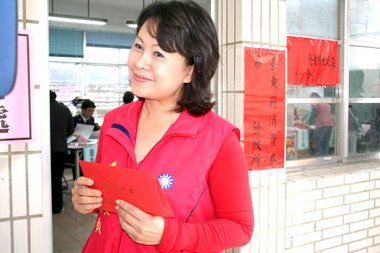 鄺麗貞領消費券慰勉工作人員(圖)