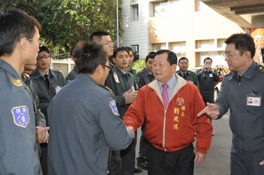 春節勞軍劉政鴻雙倍加菜金(圖)