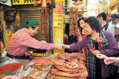 高雄好過年三鳳中街採買年貨停車不煩惱(圖)