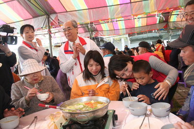 慈濟台東分會辦理冬令發放暨歲末圍爐活動(圖)