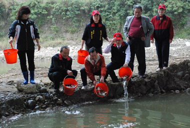 劉政鴻新春放流千尾鯽魚期望國泰民安(圖)