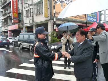 光明路雙向通車 張通榮慰問執勤員警(圖)