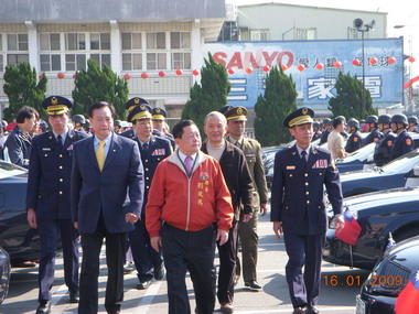 劉政鴻校閱春安兵力宣示打擊犯罪決心(圖)