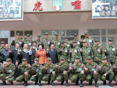 張通榮率各界春節勞軍團慰問駐軍弟兄(圖)