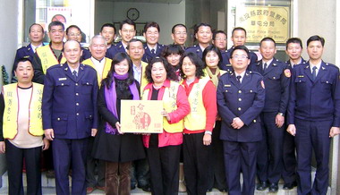 警察志工總幹事慰勞春安(圖)