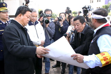 縣議會召開臨時會議員砲聲連連(圖)