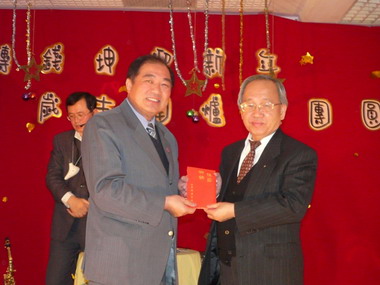 張通榮向恆安養護中心長者賀年(圖)