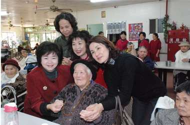 杜麗華率娘子軍寒冬送暖(圖)