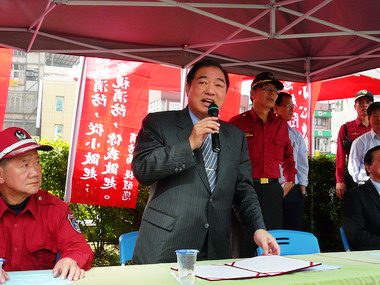 張通榮主持火災搶救演習(圖)