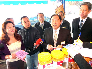 張通榮領消費券買伴手禮(圖)