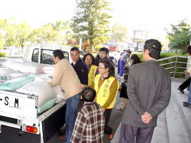 警方贈白米年節愛心傳送溫情(圖)