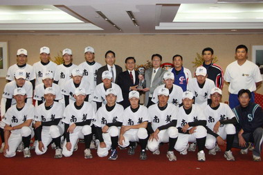南英商工棒球隊勇奪冠軍寶座(圖)