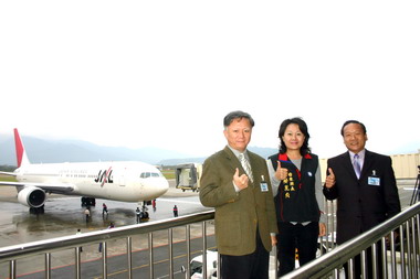 日本航空直航台東 航空站噴水慶祝(圖)