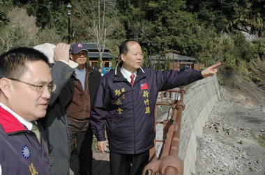 鄭永金陪同張義敏會勘清泉護岸整治工程(圖)