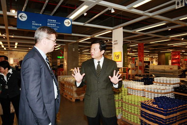 周錫瑋參訪企業爭取開發就業機會(圖)