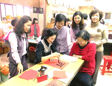 花壇農會舉辦揮毫送春聯活動(圖)