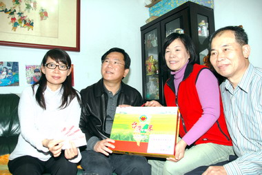 陳明文消費券換米贈寄養家庭(圖)