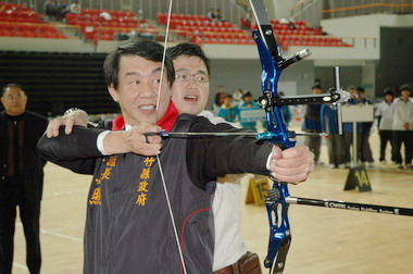 陳興照引弓射箭中靶心獲滿堂喝采(圖)