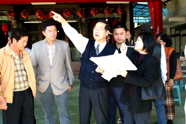 李朝卿勘查農村社區公共設施改善工程(圖)