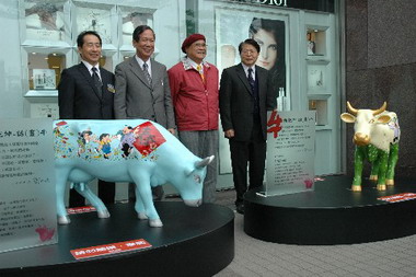 陳全桂祝賀新光三越請來劉興欽大師繪奔牛(圖)