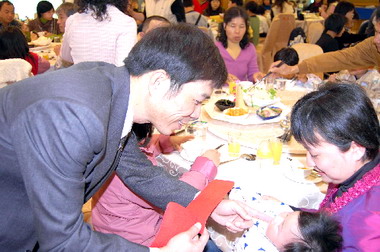 家扶舉辦送紅包圍爐活動(圖)