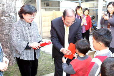 黃仲生與寄養家庭兒童提前圍爐(圖)