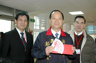 鄭永金領消費券購買日常用品(圖)