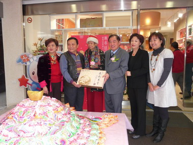 張通榮肯定泉利米香寒冬送暖義舉(圖)