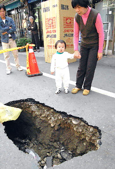 和美路面塌陷居民憂心波及民宅(圖)