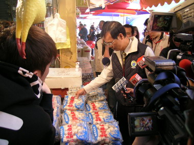 市府消保官查核年貨商品保障市民消費安全(圖)