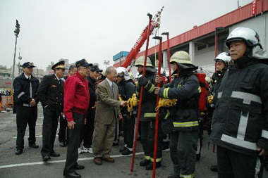 消防勤務演習林政則校閱演練隊伍(圖)