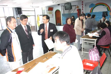 南市副市長洪正中視察消費券領取情況(圖)