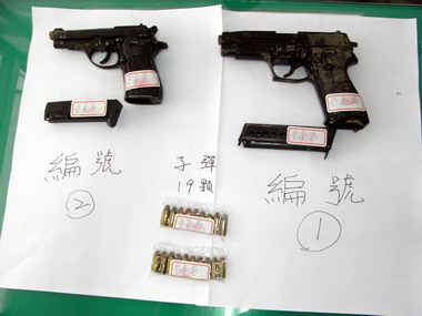 警方臨檢夜店查獲改造手槍(圖)