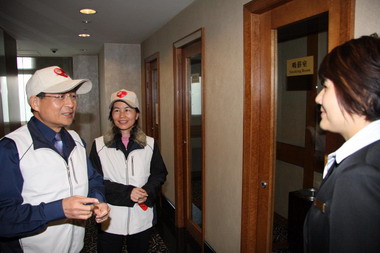 菸害新法上路許添財查訪各大餐飲業(圖)