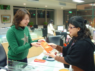 春節前洽公 縣府聯合服務中心送紅包袋(圖)