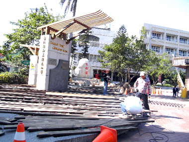 和美國小綠籬腐蝕重鋪家長：太浪費(圖)