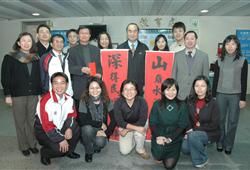 縣長慰勉局處表演同仁並發放紅包(圖)